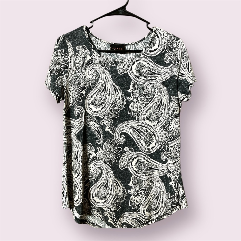 🎉2/$8🎉 Amana Black Paisley Women's Top